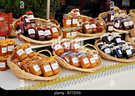 Pressione di stallo di mercato con marmellata, Sault, Vaucluse, Provence-Alpes-Côte d'Azur, in Francia Meridionale, Europa Foto Stock