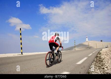 Racing ciclista su strada per la vetta del Mont Ventoux, Vaucluse, Provence-Alpes-Côte d'Azur, in Francia Meridionale, Europa Foto Stock