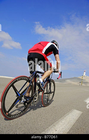 Racing ciclista su strada per la vetta del Mont Ventoux, Vaucluse, Provence-Alpes-Côte d'Azur, in Francia Meridionale, Europa Foto Stock