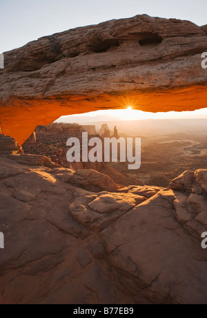 Sole che splende dietro Mesa Arch, il Parco Nazionale di Canyonlands, Utah Foto Stock