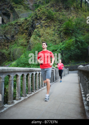 Matura in esecuzione su bridge Foto Stock