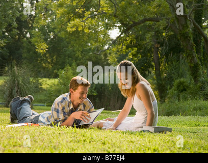 Gli studenti universitari che studiano l'erba Foto Stock