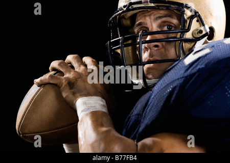 Chiusura del quarterback preparando a lanciare il calcio Foto Stock