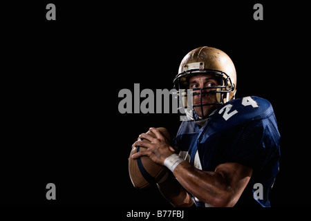 Quarterback preparando a lanciare il calcio Foto Stock