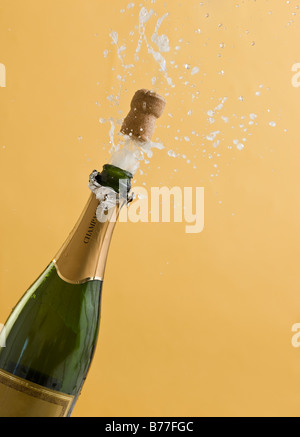 Esplosione di sughero dalla bottiglia di champagne Foto Stock