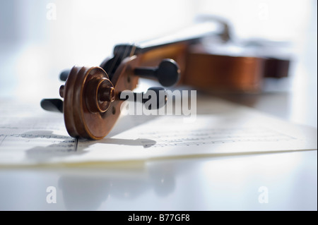 Violino la posa sul foglio di musica Foto Stock