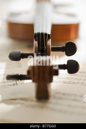 Chiusura del violino arco sul foglio di musica Foto Stock