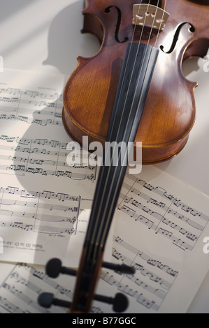 Il violino sul foglio di musica Foto Stock