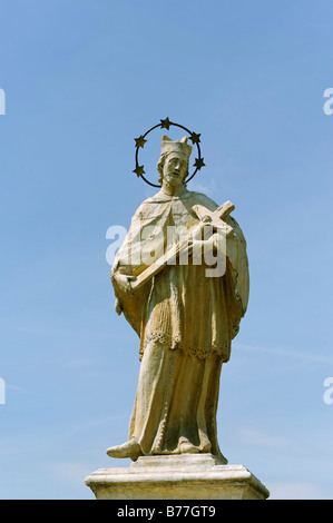 Statua di San Nepomuceno sul ponte che attraversa il fiume Danubio, Linz, Austria superiore, Europa Foto Stock