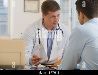 Maschio di consulenza medico paziente femmina Foto Stock