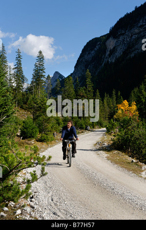 I ciclisti nella valle Hinterautal, origine del fiume Isar, vicino a Scharnitz, Tirolo, Austria, Europa Foto Stock