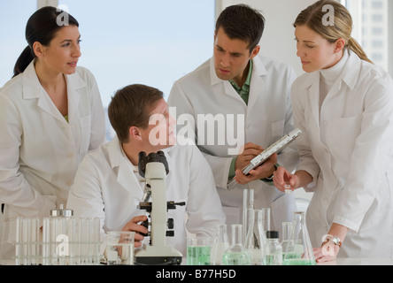 Gli scienziati che lavorano insieme laboratorio farmaceutico Foto Stock