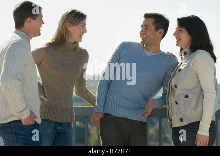 Le coppie a parlare sul balcone Foto Stock