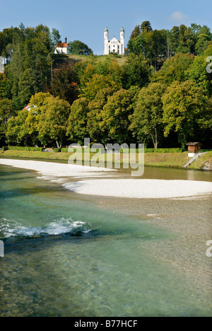 Calvario Chiesa sopra il fiume Isar, Bad Toelz, Alta Baviera, Baviera, Germania, Europa Foto Stock