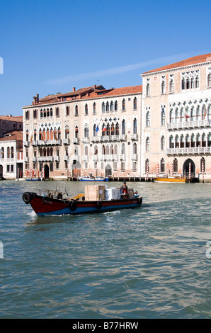 Consegna barca sul Grand Canal, Venezia, Italia Foto Stock