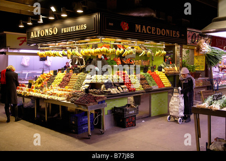 Il mercato coperto appena fuori La Rambla high street a Barcellona Foto Stock