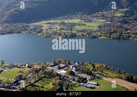 Ossiach village e Stift Ossiach Abbazia sul lago Ossiacher See, fotografia aerea, Carinzia, Austria, Europa Foto Stock