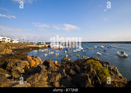 Porto di Orzola porto navi traghetto di barche da pesca delle isole Canarie lanzarote isole canarie Spagna europa Viaggi Turismo Foto Stock