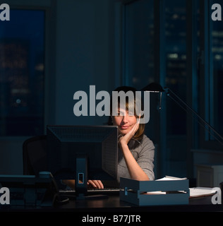 Imprenditrice lavora fino a tardi office Foto Stock