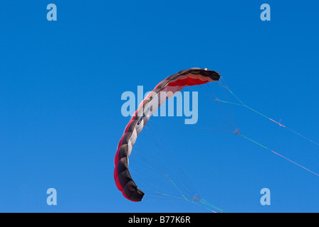 Un Rosso in bianco e nero di Kite Surf in aria in Oxfordshire Sky vicino Thame England Regno Unito Foto Stock