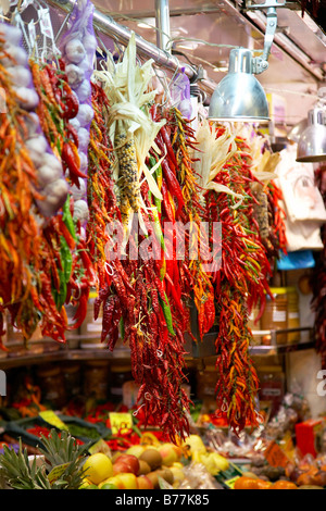 Peperoncino e aglio appeso al mercato coperto appena fuori La Rambla high street a Barcellona Foto Stock