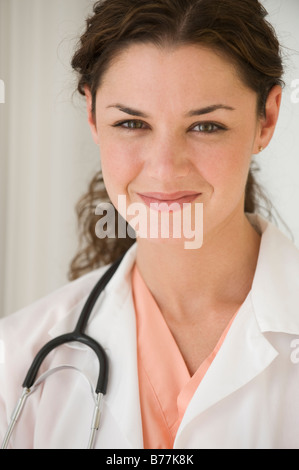 Close up di sorridere medico donna Foto Stock
