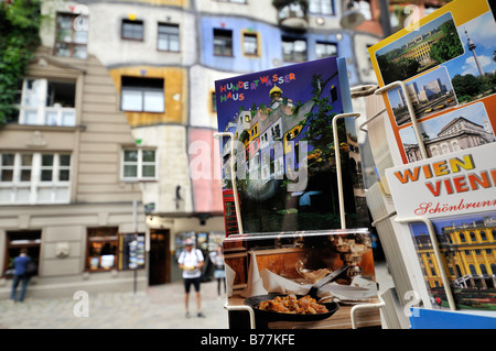 Cartolina sostare di fronte Hundertwasserhaus, Vienna, Austria, Europa Foto Stock