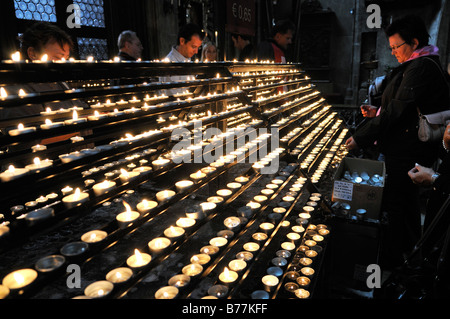 Offrendo candele nella cattedrale di Santo Stefano, Stephansdom, Vienna, Austria, Europa Foto Stock