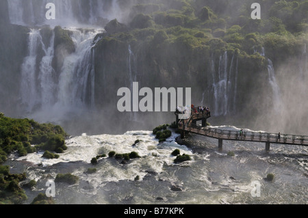 Visitatore passerella a Cascate di Iguazu sui confini di Brasile e Argentina, Sud America Foto Stock