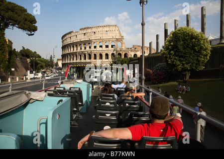 L'Italia,Lazio,Roma,Colosseo,turisti in gita turistica in autobus Foto Stock