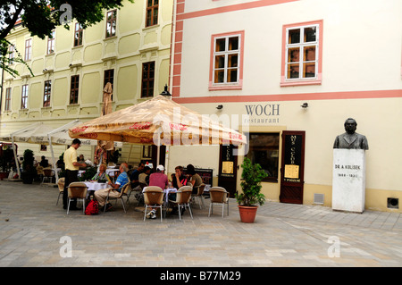 I turisti in una caffetteria di fronte al vecchio municipio, Stará radnica, Bratislava, ex Pressburg, Slovacchia, Europa Foto Stock