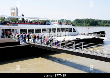 Fiume nave da crociera sul fiume Danubio, Bratislava, precedentemente noto come Pressburg, Slovacchia, Europa Foto Stock