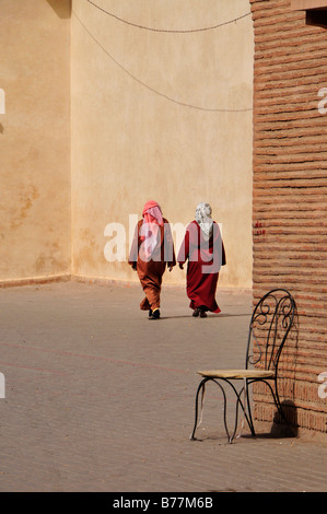 Due donne velate di fronte alla Moschea Ben Youssef nel quartiere della medina di Marrakech, Marocco, Africa Foto Stock