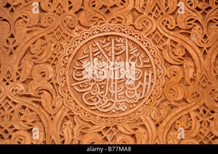 Rilievo sulla parete della tomba del sultano Alaouite Mulay El Yazid, 1790-1792, Tombe Saadiane nel quartiere della medina di Marrake Foto Stock