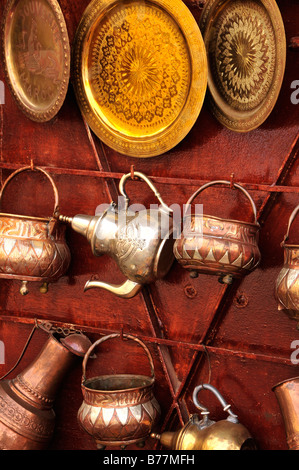 Fabbro merci nel Souk, mercato, nella Medina, il centro storico della città di Marrakech, Marocco, Africa Foto Stock