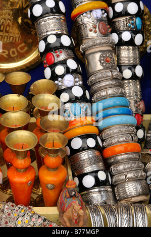 Gioielli tipici al souk, mercato, nel quartiere della medina di Marrakech, Marocco, Africa Foto Stock
