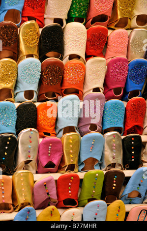 Tipica marocchina pantofole in pelle in un negozio di scarpe al souk, mercato, nel quartiere della medina di Marrakech, Marocco, Africa Foto Stock