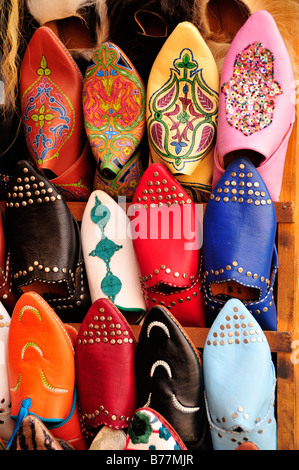 Tipica marocchina pantofole in pelle in un negozio di scarpe nel souk, mercato, nella Medina, centro storico, Marrakech, Marocco, Foto Stock