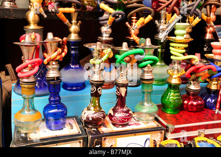 Hookahs in un negozio nel souk, mercato, nella Medina, centro storico, Marrakech, Marocco, Africa Foto Stock