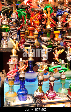 Hookahs in un negozio nel souk, mercato, nella Medina, centro storico, Marrakech, Marocco, Africa Foto Stock