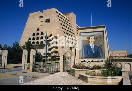 Raffigurazione di Saddam Hussein davanti a un hotel a Mossul prima della sua distruzione, Iraq, Medio Oriente Foto Stock