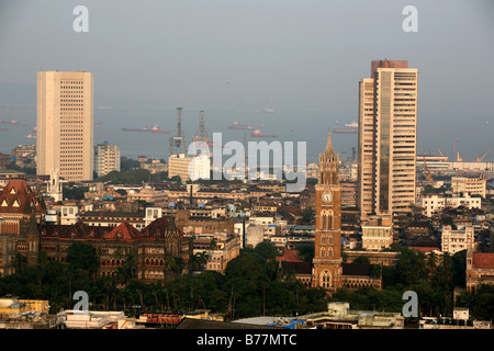 Torre Rajabai con Bombay Stock Exchange building e la Reserve Bank of India in background ; Mumbai Bombay ; Maharashtra ; India Foto Stock