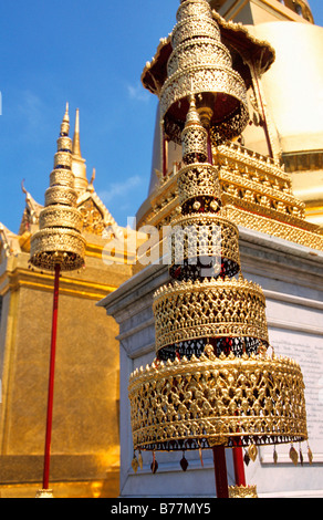 Ornamento dorato su Chedi Phra Si Rattana nel monastero buddista di Wat Phra Keo a Bangkok, Thailandia, Asia Foto Stock