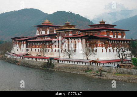 Dzong, monastero buddista e fortezza, in Punakha, Bhutan, Himalaya, Asia Foto Stock