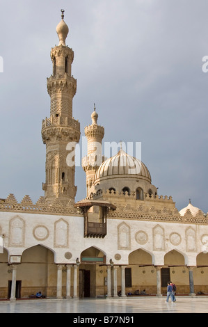 Cortile interno e il minareto della dalla Moschea di Al Azhar al Cairo, Egitto, Africa Foto Stock