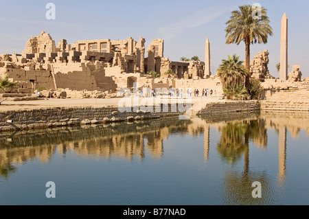 Il lago sacro con il complesso del tempio di Karnak Luxor Egitto, Africa Foto Stock