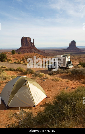 Tenda e cross-country auto con una roulotte nella Monument Valley, Utah, Stati Uniti d'America Foto Stock