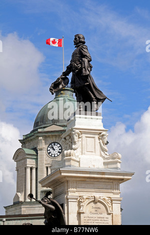 Monumento a Samuel de Champlain, fondatore della città di Québec, dietro la torre della ex ufficio postale, la Place des Armes, Foto Stock