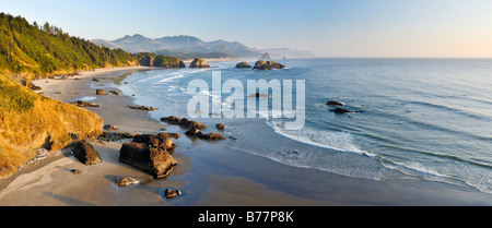 Vista di Cannon Beach dal punto Ecola, Ecola State Park, Contea di Clatsop, Oregon, USA, America del Nord Foto Stock