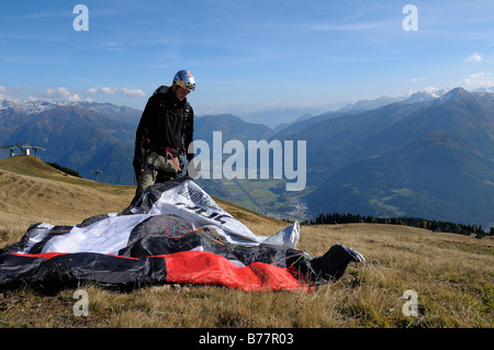 Parapendio preparando per il decollo, il Monte Cavallo, Vipiteno, Provincia di Bolzano, Italia, Europa Foto Stock